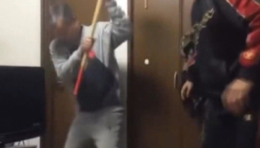 Oğlunun oyun oynamasına kızdı