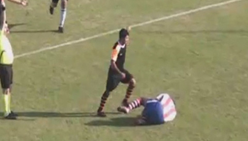 Yerdeki rakibinin yüzüne tekme attı