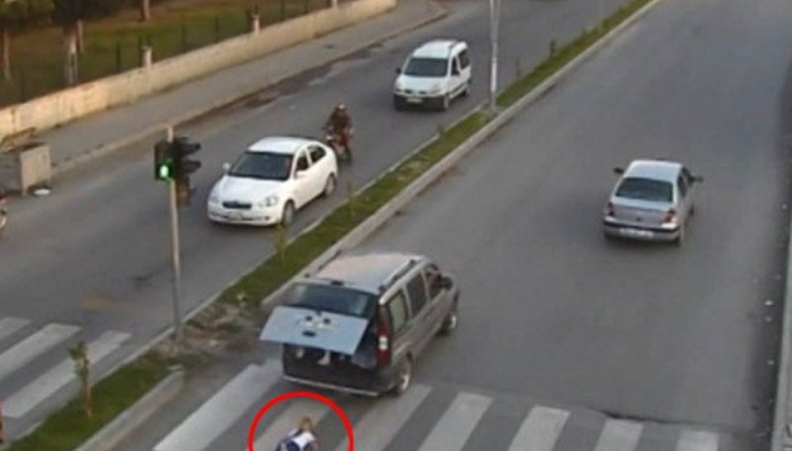 Küçük çocuk aracın bagajından yola böyle düştü Küçük çocuk aracın bagajından yola böyle düştü