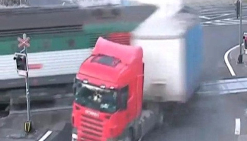 TIR sürücüsü ölümden saniyelerle kurtuldu