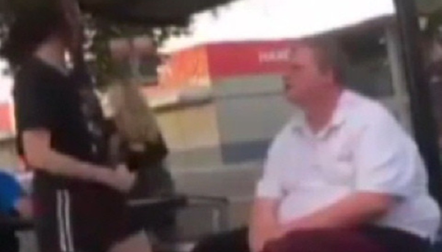 Genç kız engelli adamı yumruklayarak bayılttı Genç kız engelli adamı yumruklayarak bayılttı