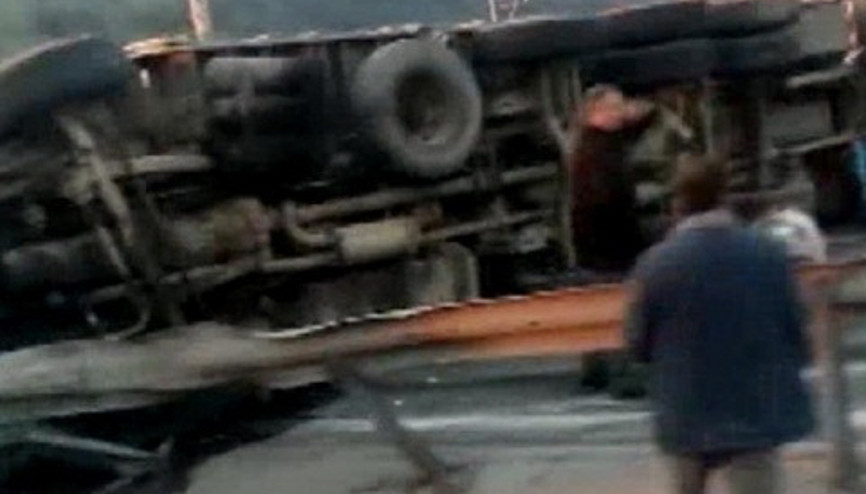 TIR devrildi, TEM otoyolu İstanbul yönü ulaşıma kapandı TIR devrildi, TEM otoyolu İstanbul yönü ulaşıma kapandı