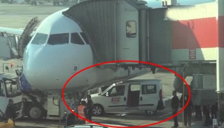 Yer hizmetleri aracı uçağın altına girdi