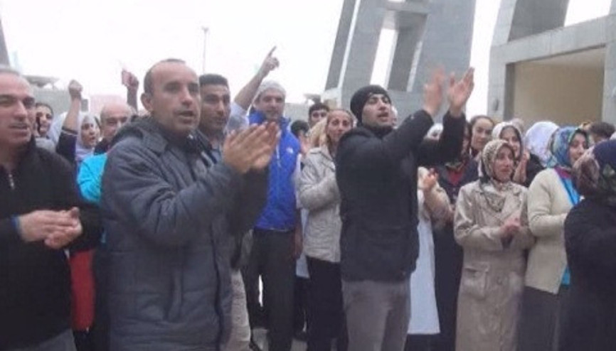 Adliye önünde eylem yapan işçilere hakim ve savcılardan destek