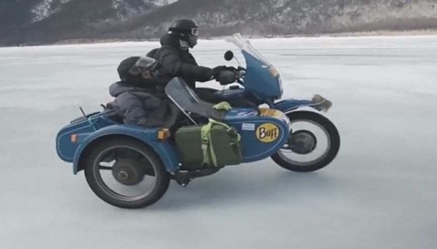 Donmuş gölü motosiklet ile geçtiler