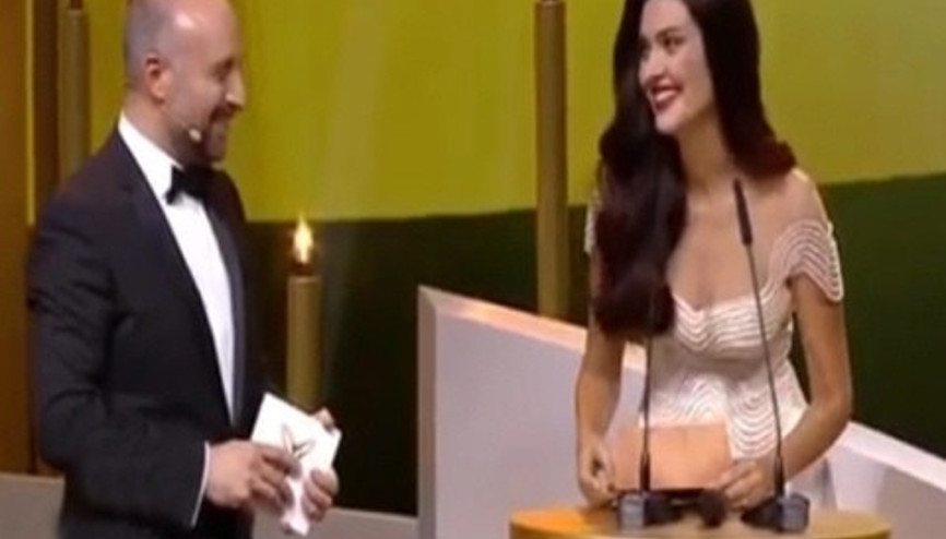 Halit Ergenç, ödül vermesi için sahneye eşi Bergüzar Koreli davet etti