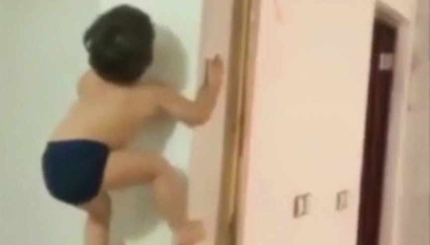 Küçük çocuktan akrobatik hareketler