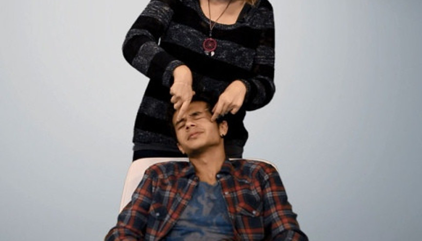 BirDirBir - Kızlar ilk kez erkeklerin kaşlarını aldılar BirDirBir - Kızlar ilk kez erkeklerin kaşlarını aldılar