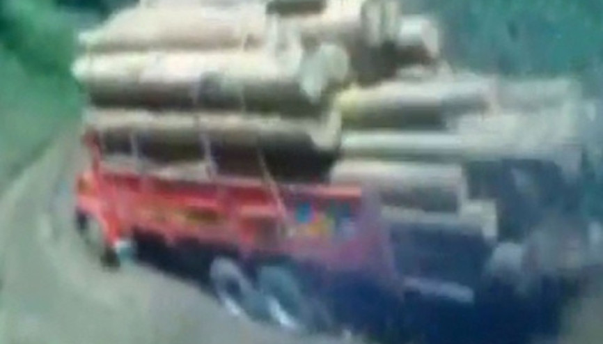 Kamyonu devrilmekten son anda kurtardı