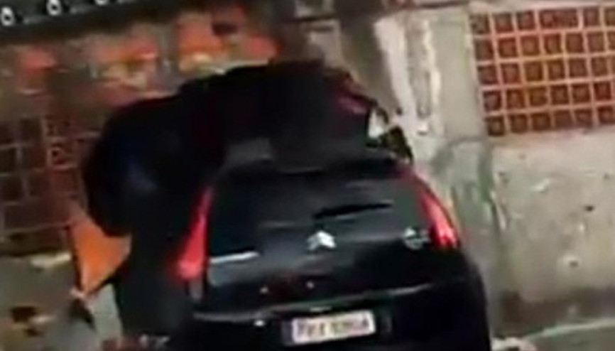 Brezilyada polisten kaçan otomobil eve girdi