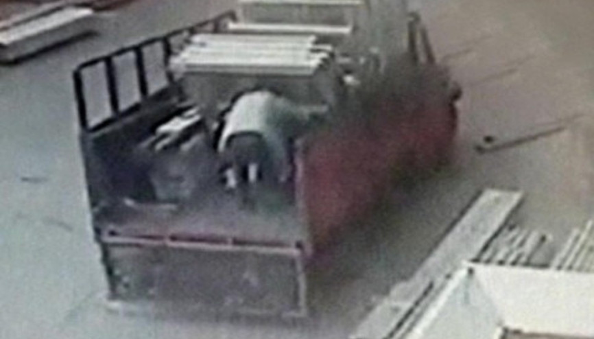 Pencereler domino taşı gibi işçinin kafasına düştü