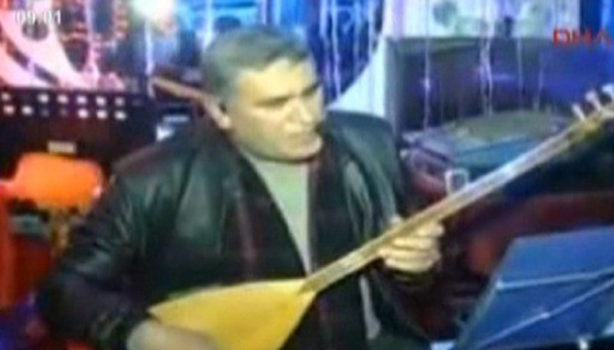 Emekli imam ek gelir için türkü barda