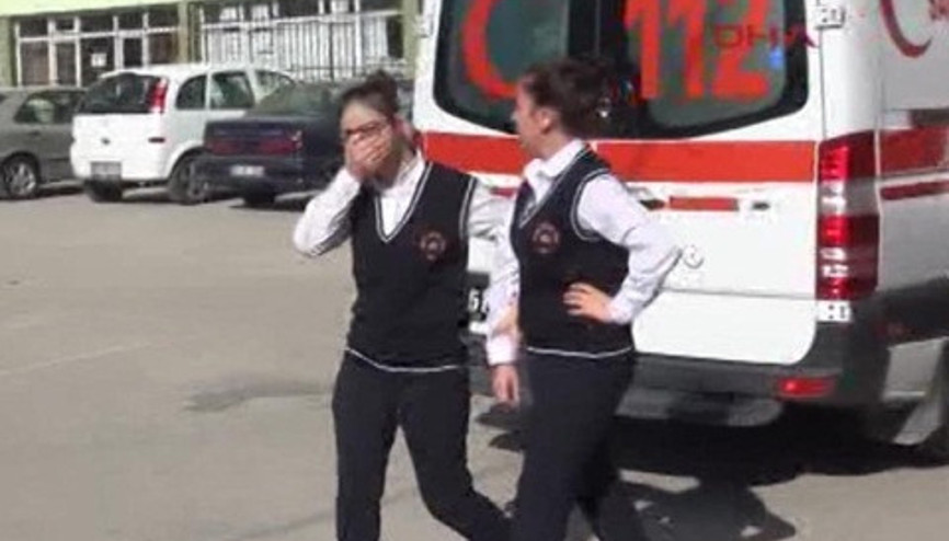 Lisede asit şişesi kırıldı, 5i öğrenci 6 kişi hastanelik oldu Lisede asit şişesi kırıldı, 5i öğrenci 6 kişi hastanelik oldu