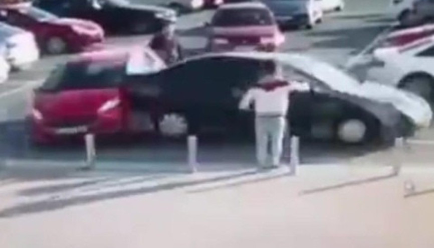 Arabasıyla kavga ettiği kişinin aracına bodozlama daldı