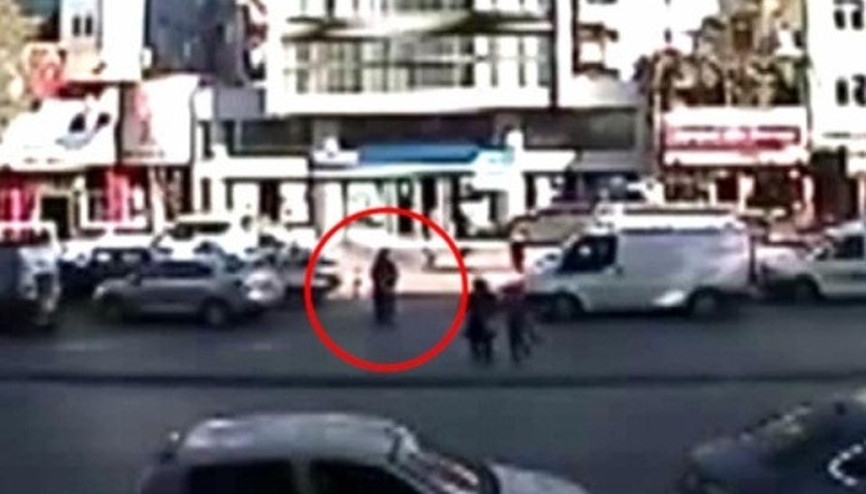 Yaşlı kadına motosikletin çarpma anı güvenlik kamerasında