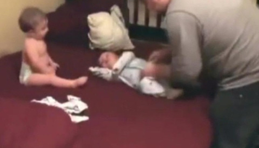 Biriyle ilgilenirken öteki kaçıyor