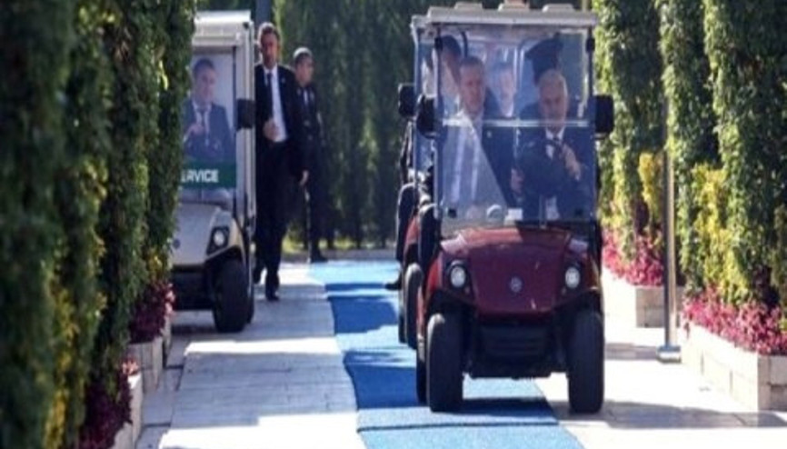 Erdoğan, Malezya Başbakanıyle görüşmeye golf arabasıyla gitti