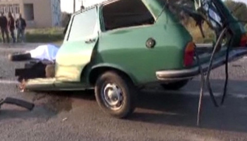Aydında öğrenci servisi otomobili ikiye böldü