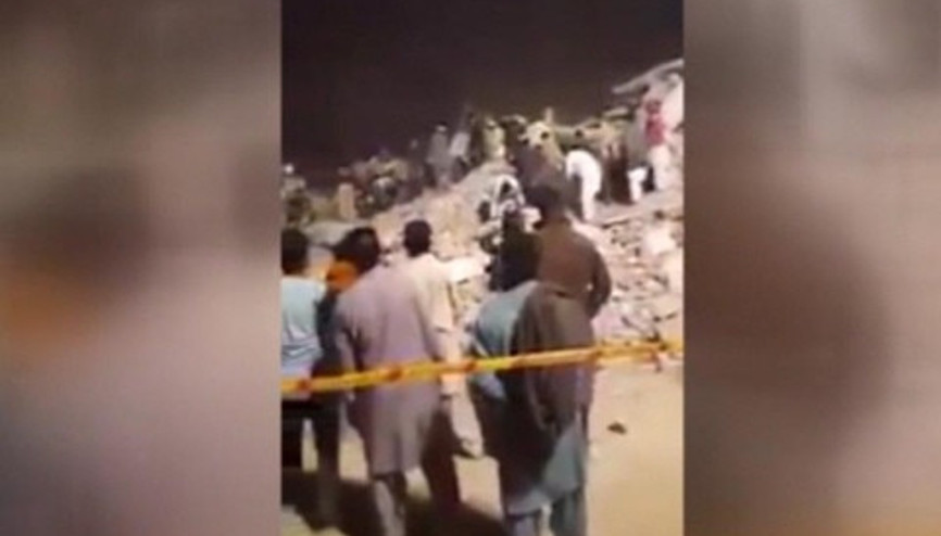 Pakistan’da fabrika çöktü: 20 ölü, onlarca kişi en kaz altında