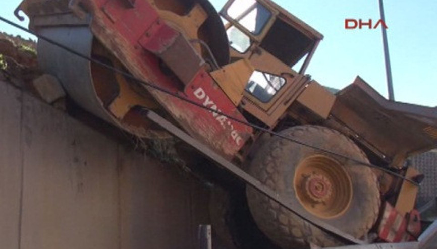 10 ton silindir yol kenarına uçtu