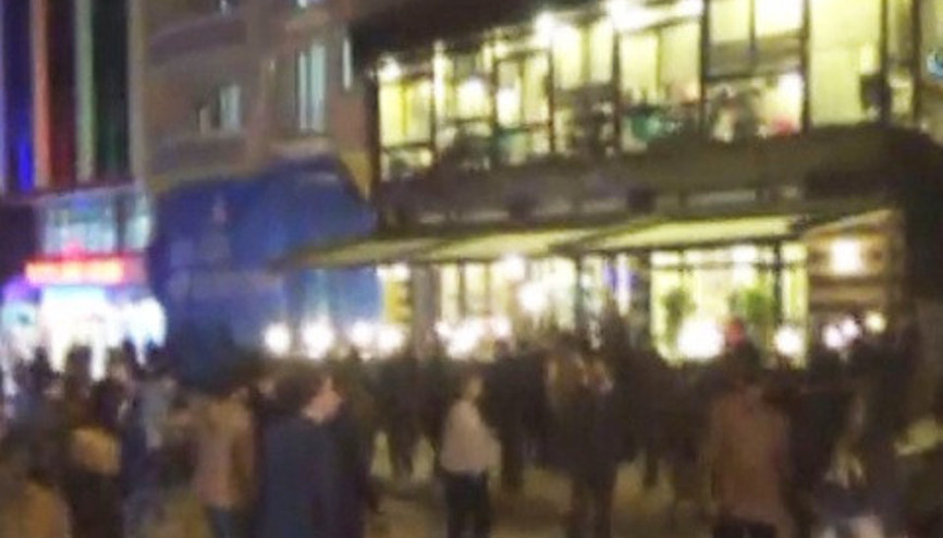 Seçim kurulu önünde bekleyen gruba polis müdahalesi