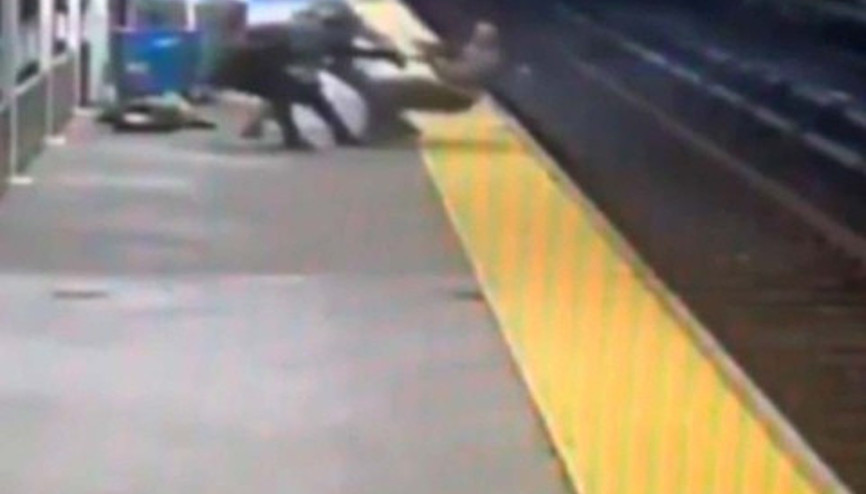 Gasp edilip raylara atıldı