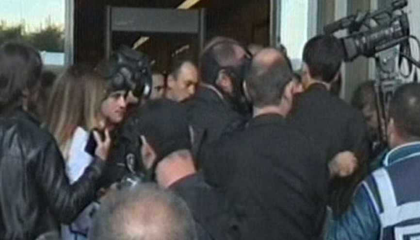 Koza İpek Holding önünde gerginlik