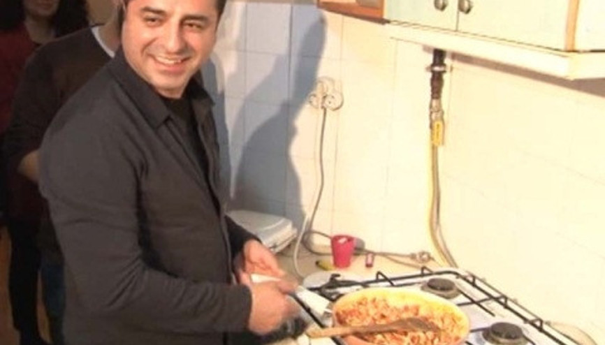 Demirtaş öğrenci evinde mutfağa girip menemen yaptı Demirtaş öğrenci evinde mutfağa girip menemen yaptı