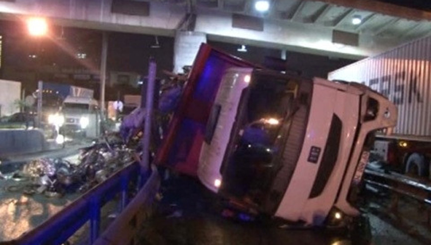 Mahmutbey Gişelerde devrilen kamyon trafiği etkiledi