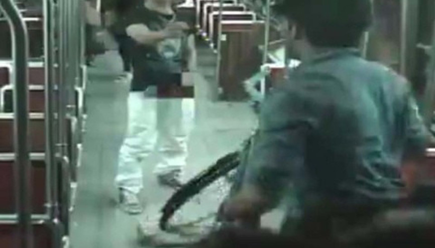 Yolcuları tehdit eden genci polis vurdu