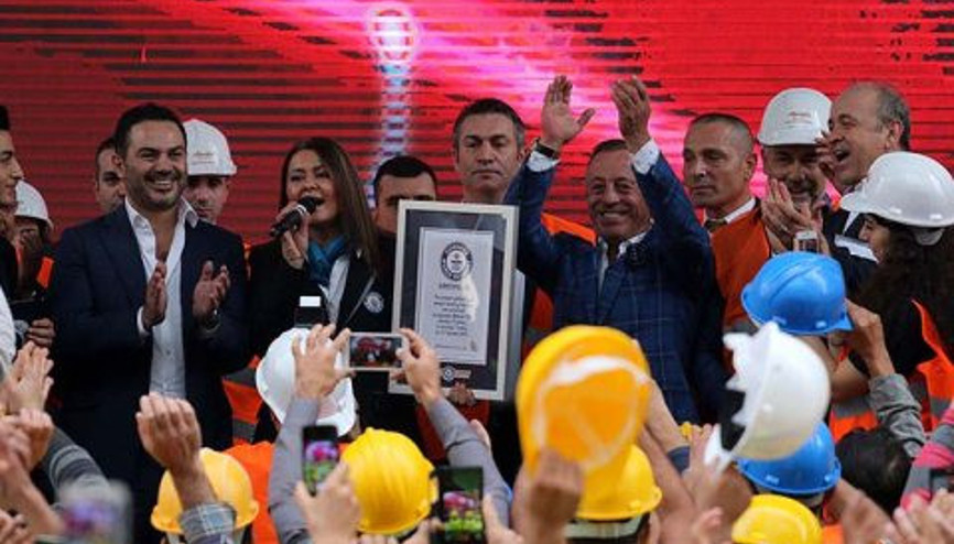Ağaoğlu, Guinness Dünya En Çok Kişiyle Baret Giyme Rekorunu kırdı