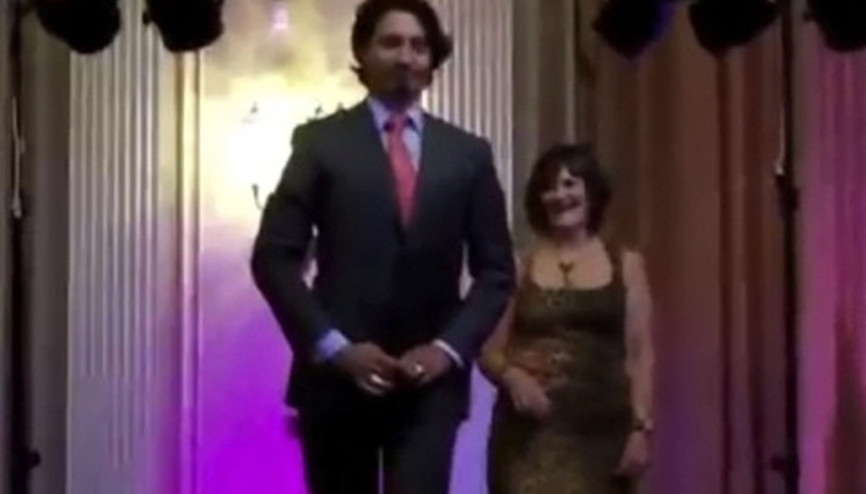 Kanada başbakanından striptiz şov