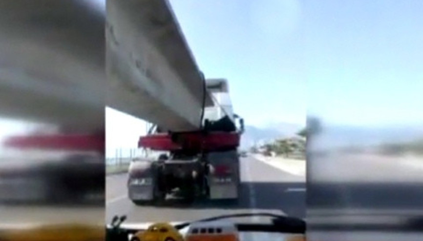 Otomobil TIR’ın dorsesinin altından geçti