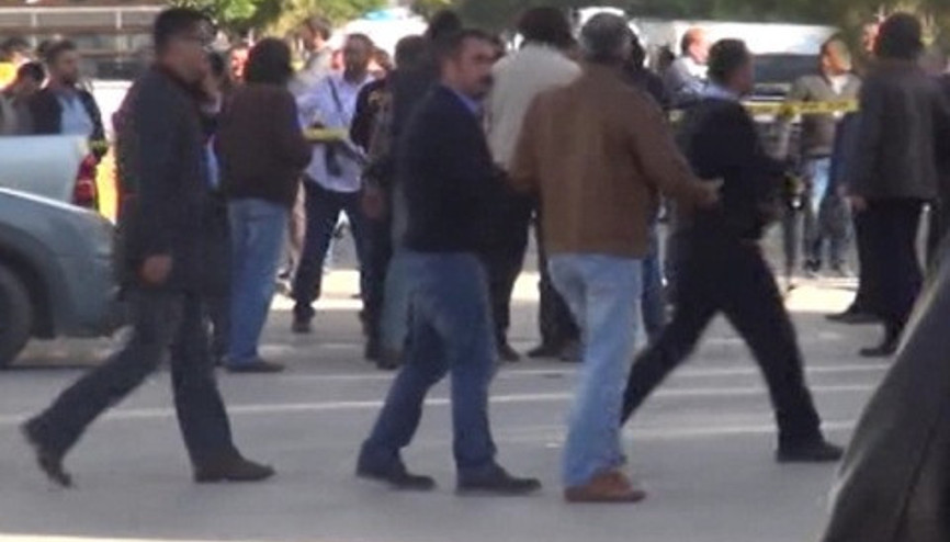 Van’da çatışma: 1 polis şehit, 1 PKKlı ölü ele geçirildi Van’da çatışma: 1 polis şehit, 1 PKKlı ölü ele geçirildi