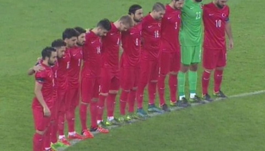 Saygı duruşuna tribünlerden ıslık ve tekbirli karşılık