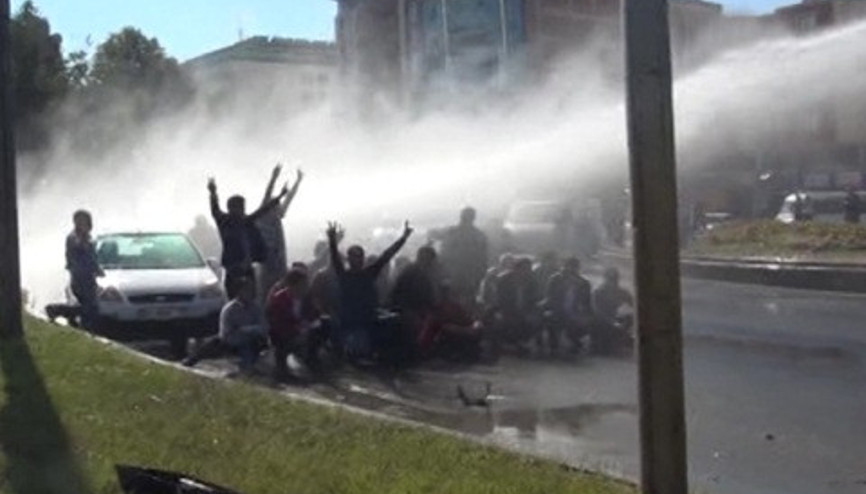 Batmanda Ankaradaki patlamayı protesto edenlere polis müdahalesi Batmanda Ankaradaki patlamayı protesto edenlere polis müdahalesi