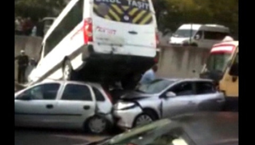 Kaza trafiği kilitledi, vatandaşlar işyerlerine yürüdü