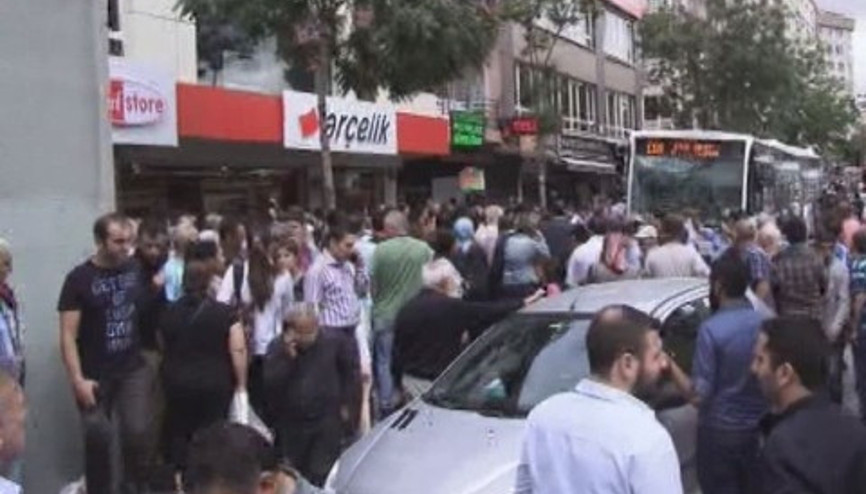 Dikimevi  kavşağında freni boşalan  otobüs durağa daldı
