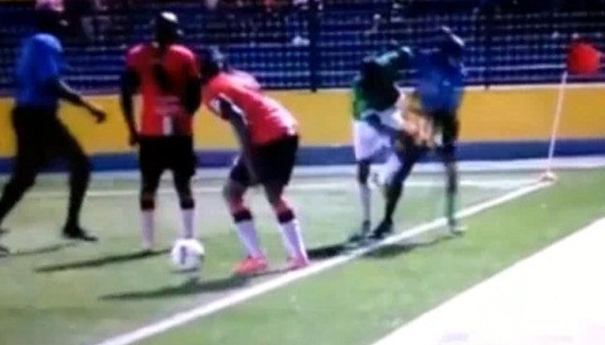 Futbolcuyu, hakemin elinden polis kurtardı