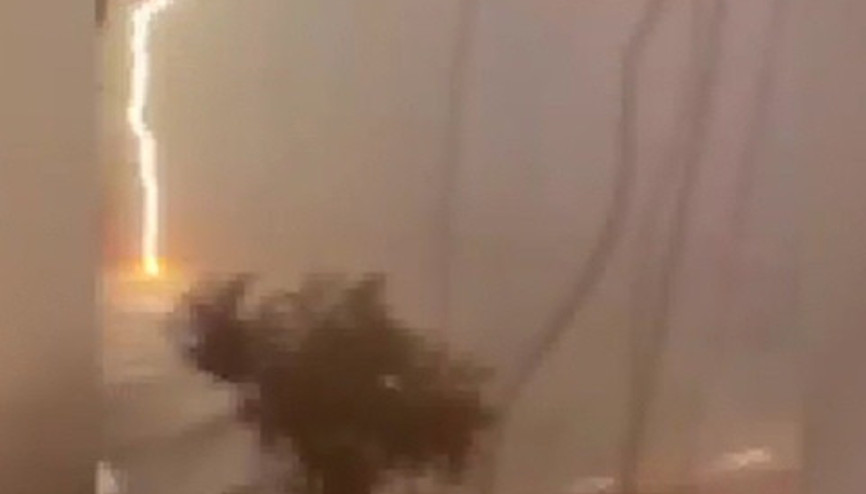 Denize düşen yıldırım korkuttu