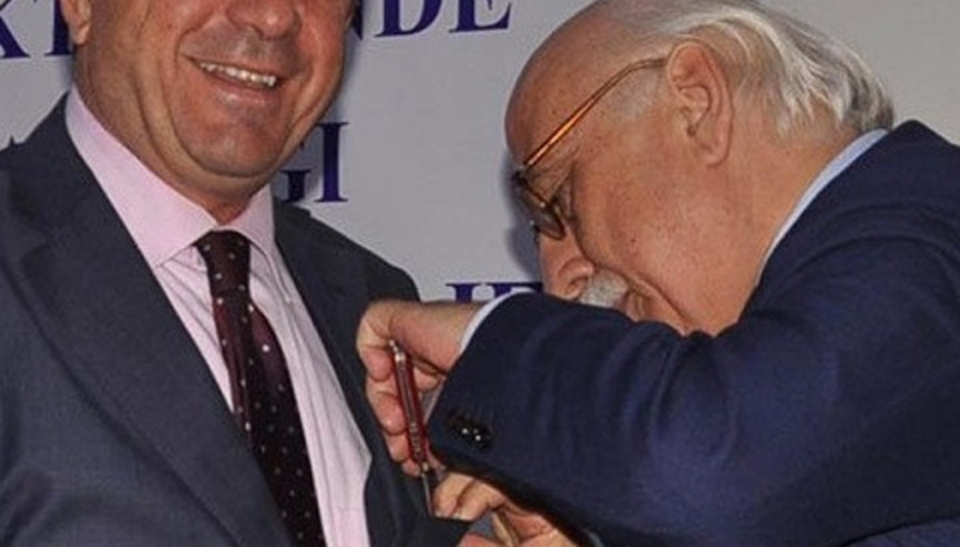 Bakan Avcı kapalı ceket cebini bıçakla açtı