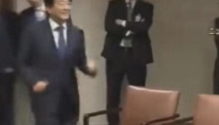 Japonya Başbakanı Putine böyle koştu