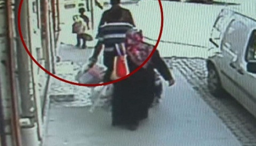 Aracın küçük çocuğa çarpma anı kamerada