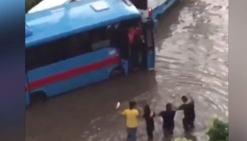 Yağmur yağınca halay çektiler
