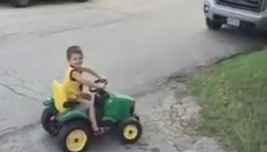 Küçük çocuktan oyuncak arabalı Thug Life