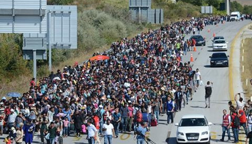 Suriyelilerin önü açıldı Edirneye doğru yürüyüş yeniden başladı Suriyelilerin önü açıldı Edirneye doğru yürüyüş yeniden başladı