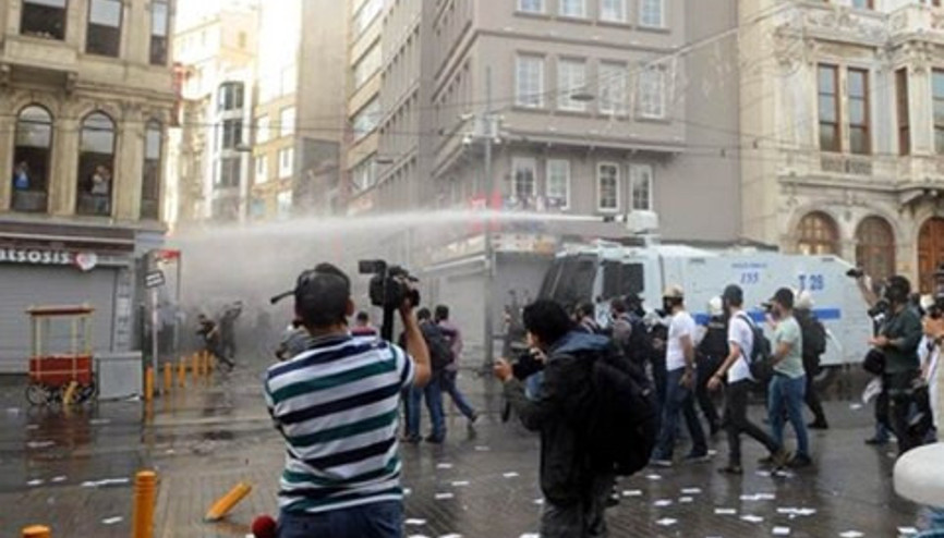 Galatasaray Meydanında polis müdahalesi Galatasaray Meydanında polis müdahalesi