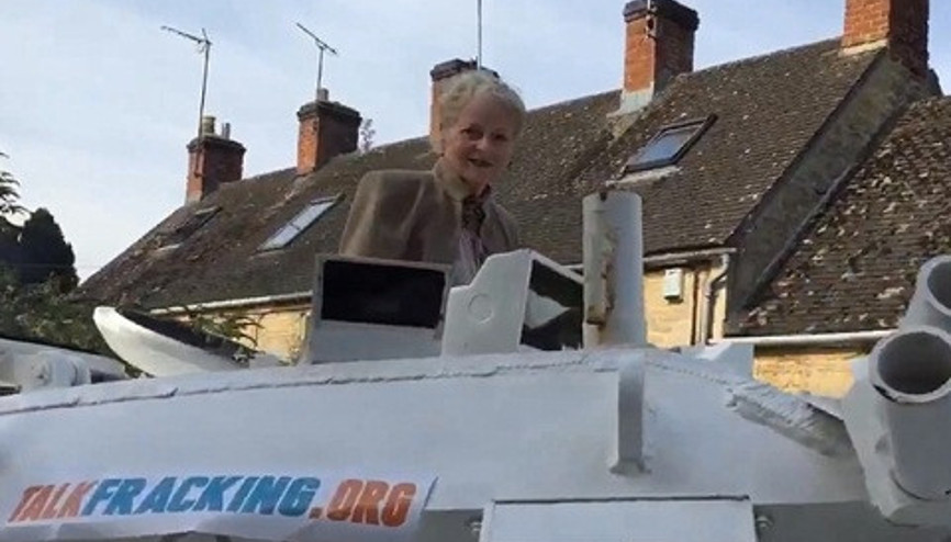 Modacı Vivienne Westwood, İngiltere Başbakanının evini bastı