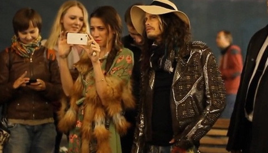 Steven Tyler sokak müzisyeni ile birlikte şarkı söyledi
