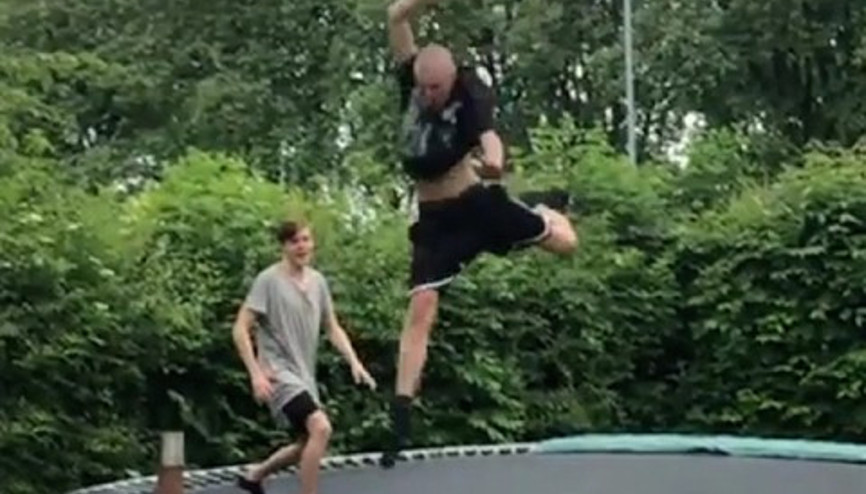 Trambolinde zıplarken kolunu kırdı